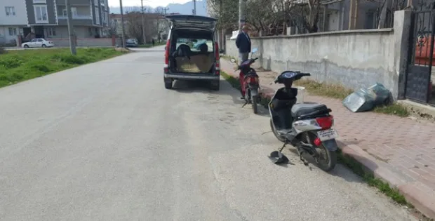 Hafif Ticari Araç ile Şarjlı Bisiklet Çarpıştı 2 Kişi Hastaneye Kaldırıldı