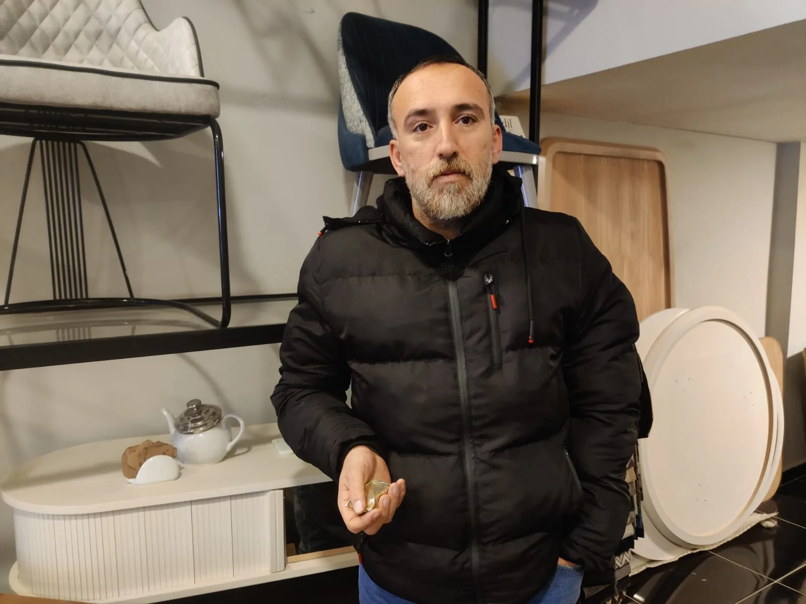 Bulduğu altınları polislere teslim etti