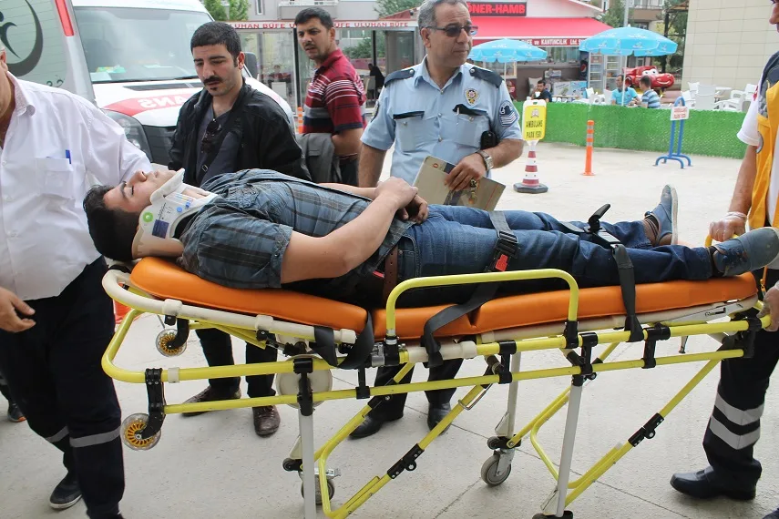 Motosiklet, otomobil ile çarpıştı: 1 yaralı
