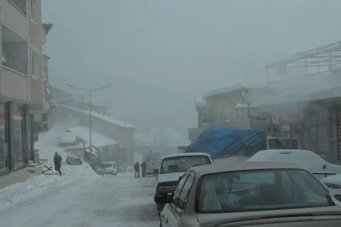 Çelikhanda Kar Ve Tipi Hayatı Olumsuz Etkiledi