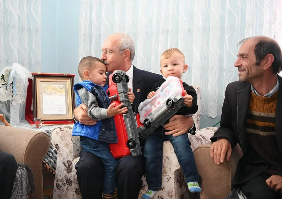 Chp Lideri Kılıçdaroğlundan Şehit Ailesine Taziye Ziyareti