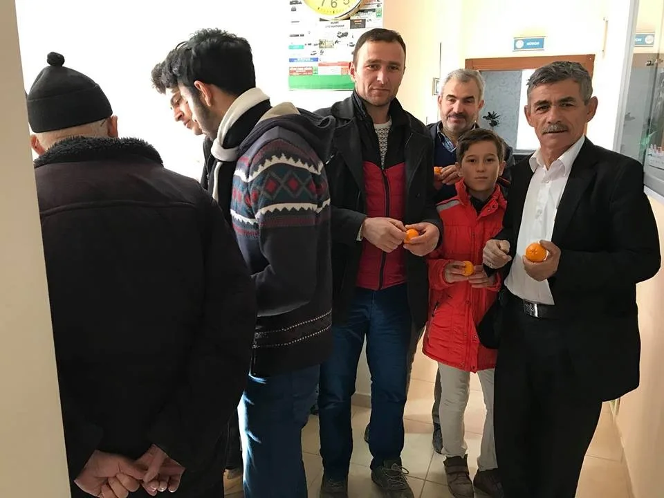 Çiftçiler Çayını İçip Meyvesini Yerken, Memurlar İşlerini Halletti