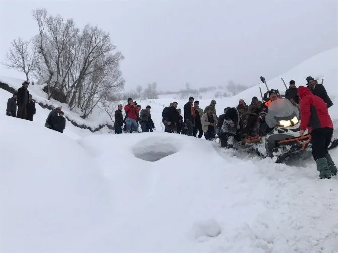 Çığ Altında Kalan Vatandaş Hastaneye Kaldırıldı