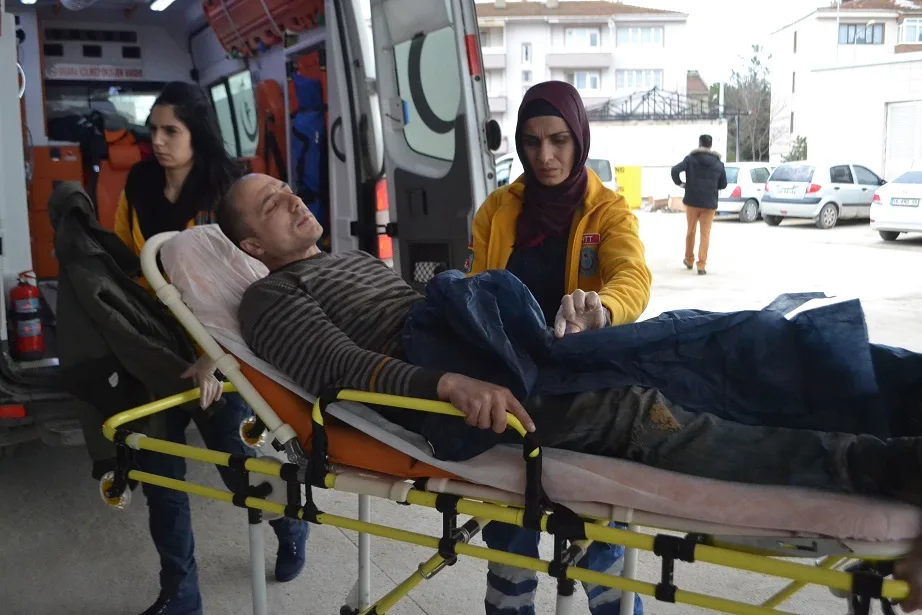 Motosiklet kamyonetle çarpıştı