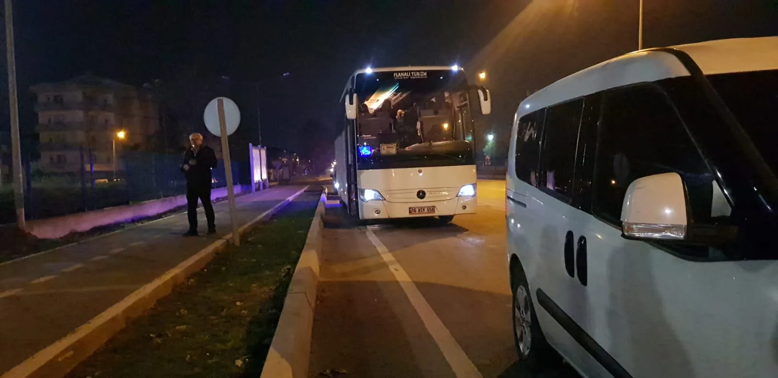 İnegöl'de durdurulan tur otobüsü çalıntı çıktı Yolcular neye uğradığını şaşırdı