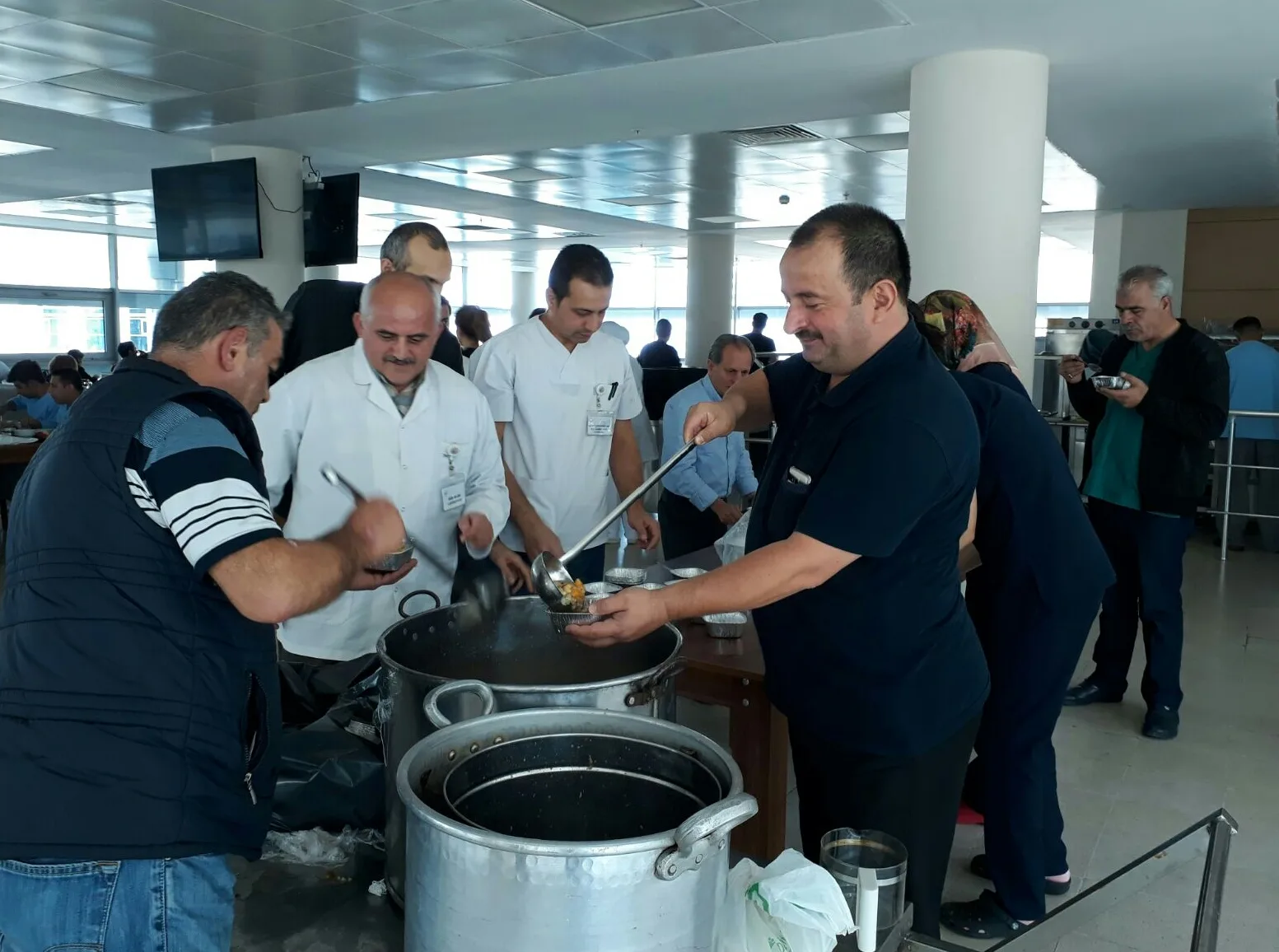 SAĞLIK SEN'DE SAĞLIKÇILARA AŞURE İKRAMI