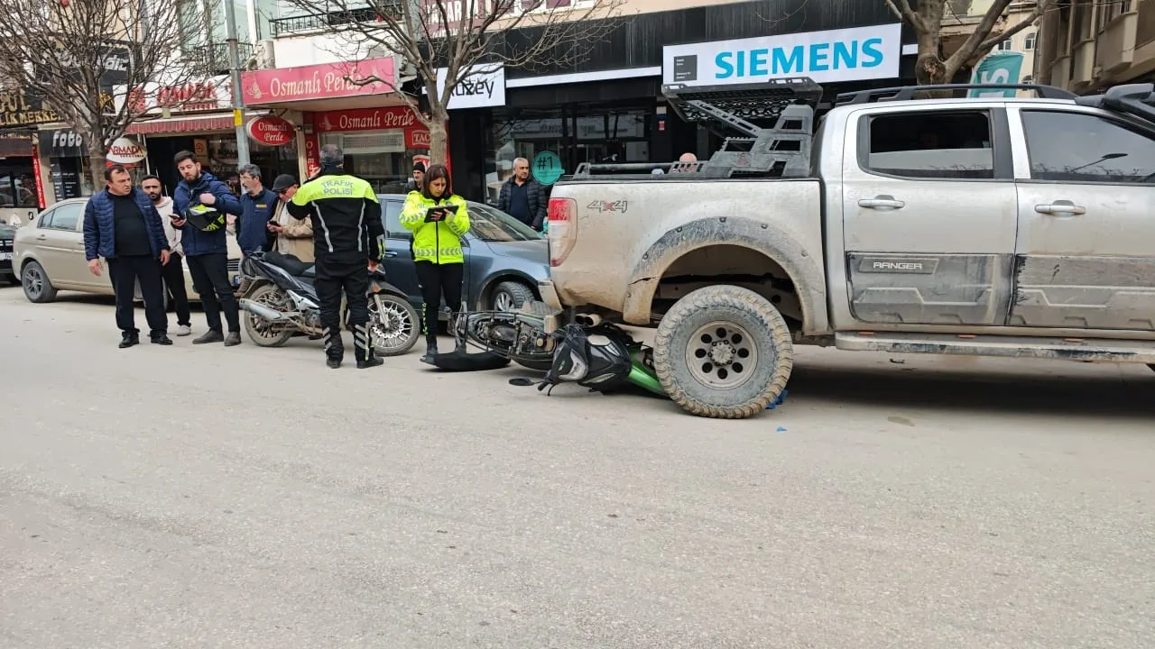 Park halindeki kamyonetin altına girdi