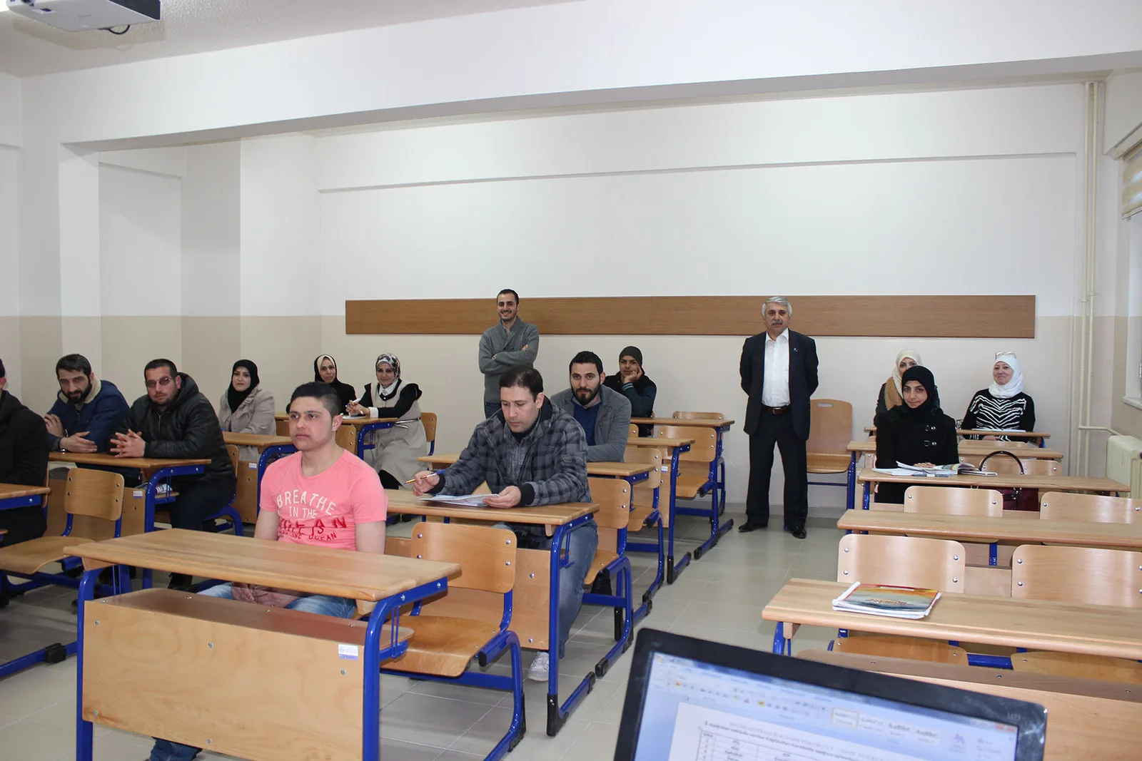 HEM Türkçe öğretmeye devam ediyor