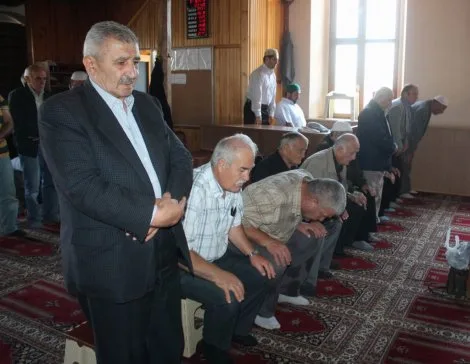 TABURE İLE DEĞİL OTURARAK NAMAZ KILINMALI