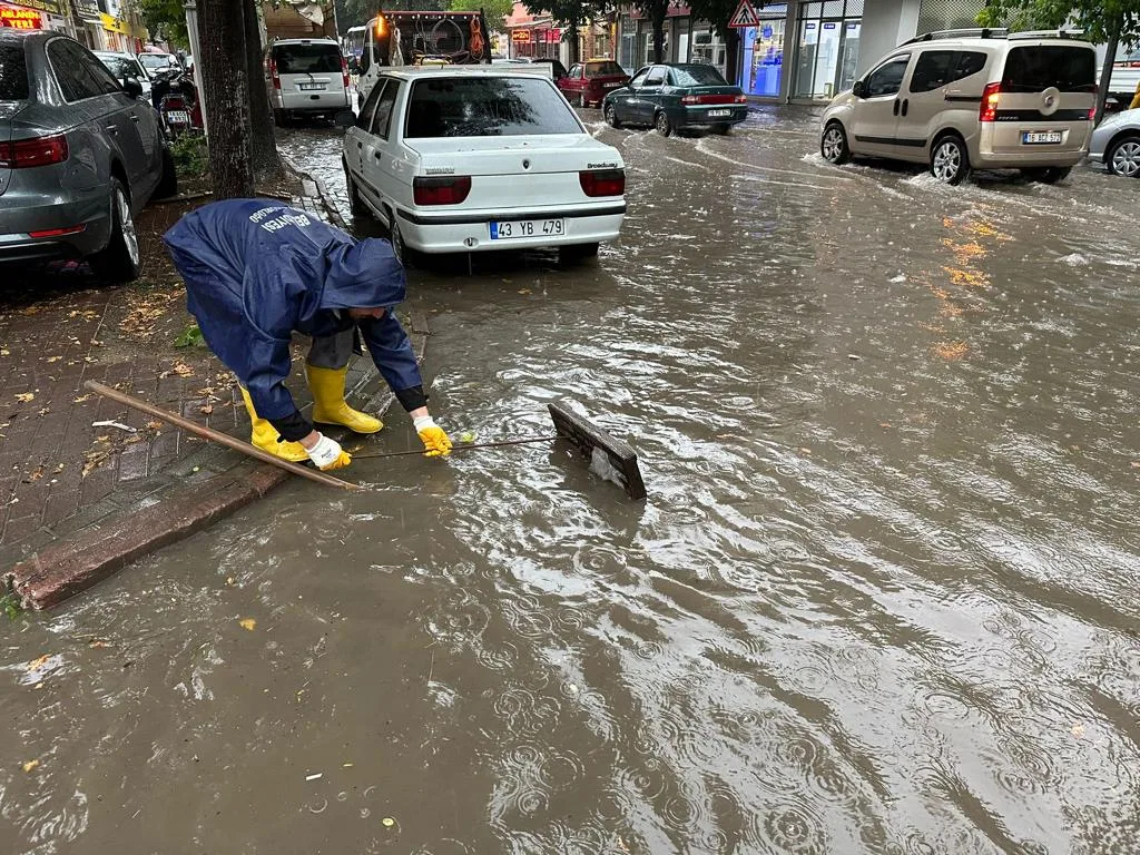 İNEGÖL’DE SAĞANAK YAĞIŞLA TOPYEKUN MÜCADELE