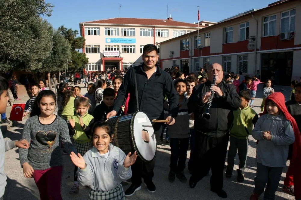 Davulla Zurnayla Öğretmenler Gününü Kutladılar