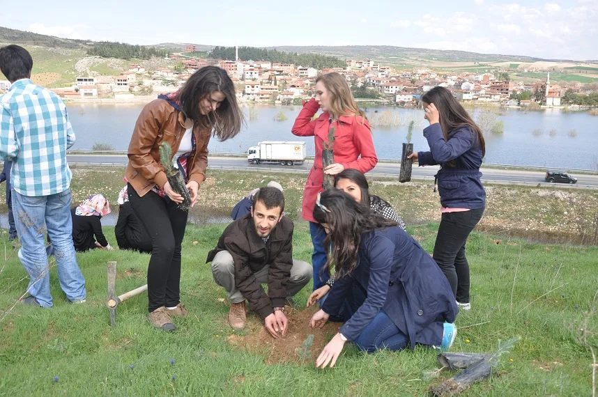 İF’li öğrencilerden 80 fidan