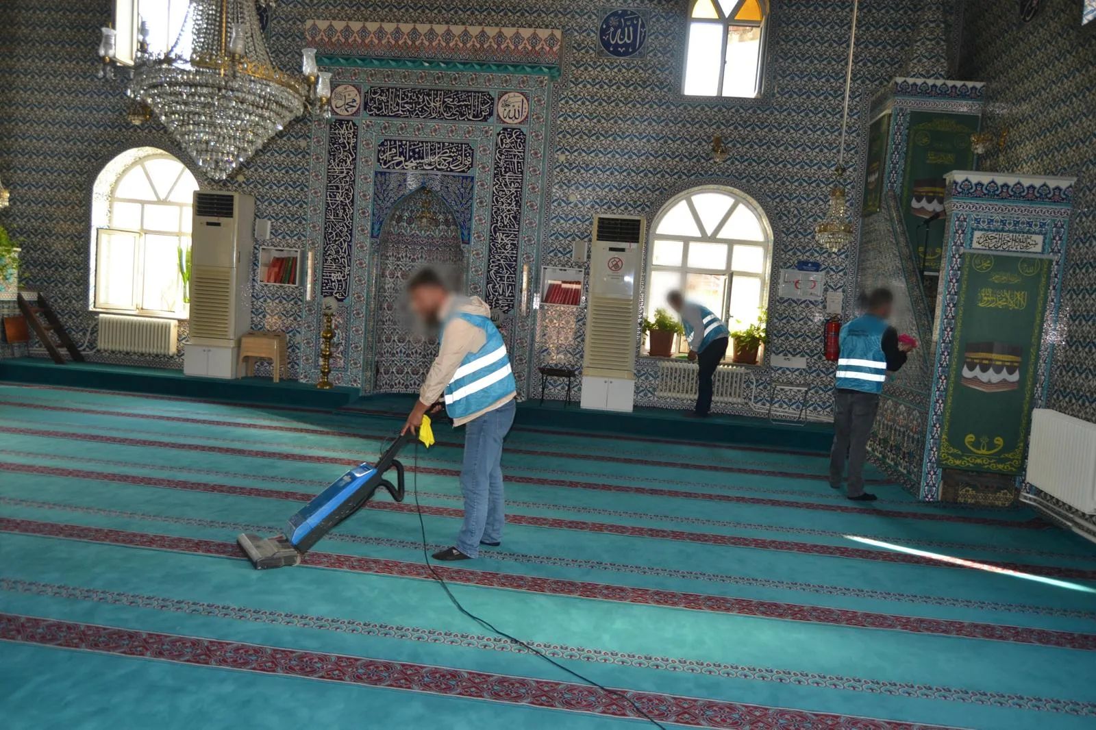 Denetimli serbestlik hükümlüleri camilerde bakım yaptı