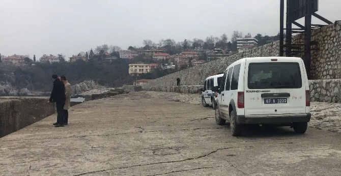 Deniz Kenarındaki Çocuk Montu Polisi Harekete Geçirdi