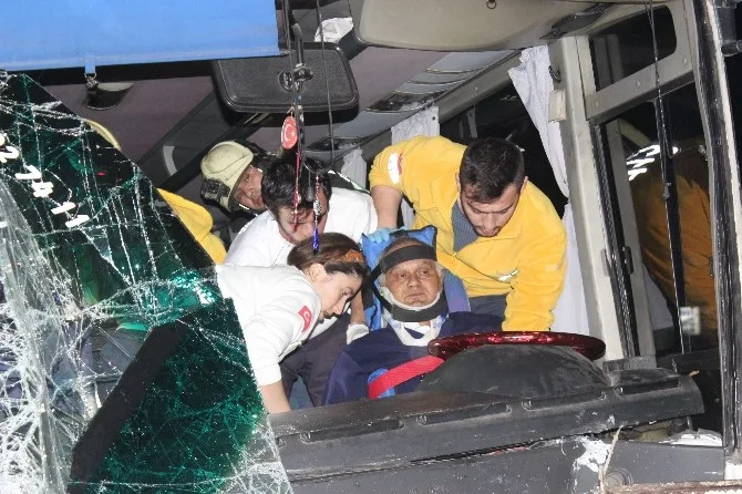Denizlide Zincirleme Kaza: 17Si Öğrenci 25 Yaralı
