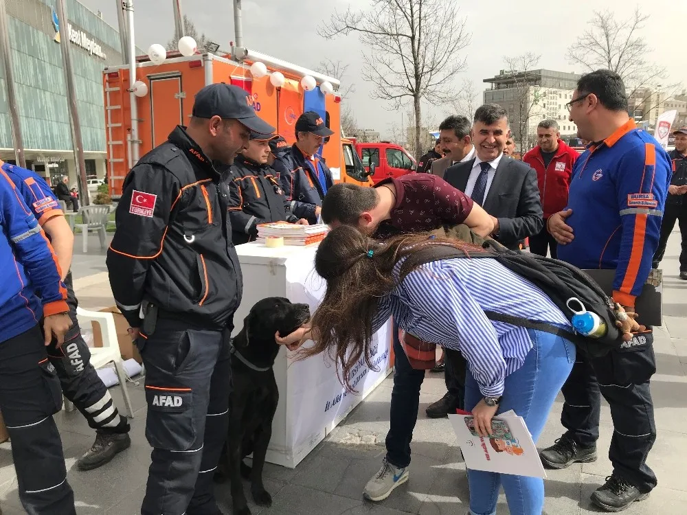Deprem Haftasında Arama Kurtarma Ekipleri Halkla Buluştu