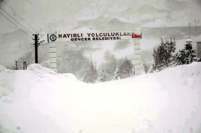 Derebucakta Kar Yüksekliği İnsan Boyunu Aştı