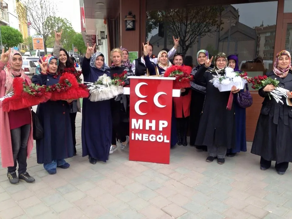 MHP'den kadınlara kırmızı karanfil