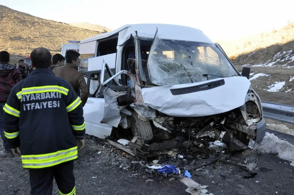Diyarbakırda İki Araç Kafaya Çarpıştı: 13 Yaralı