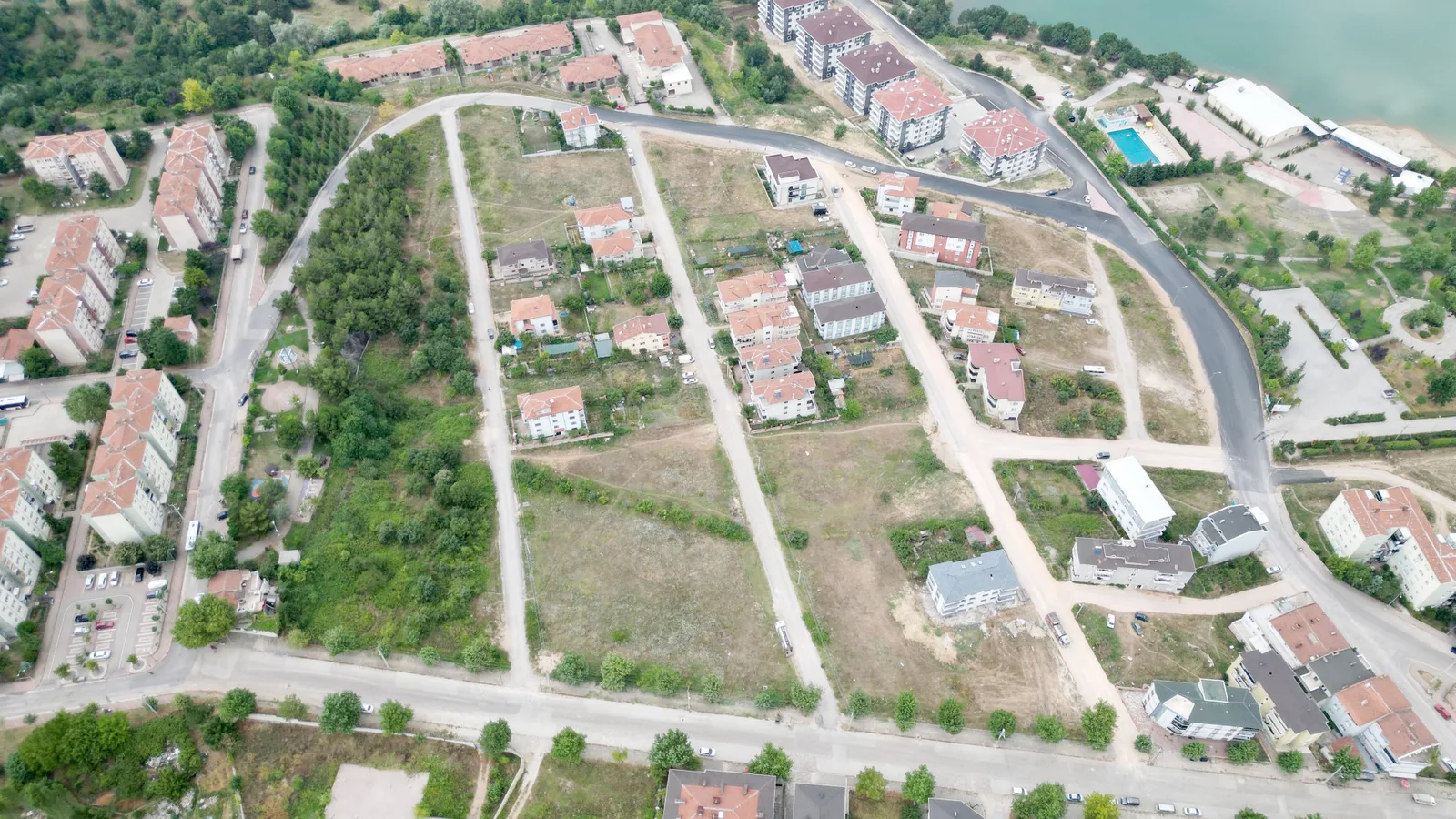 YENİCEKÖY MAHALLESİNDE YOL KAPLAMA ÇALIŞMALARI SÜRÜYOR