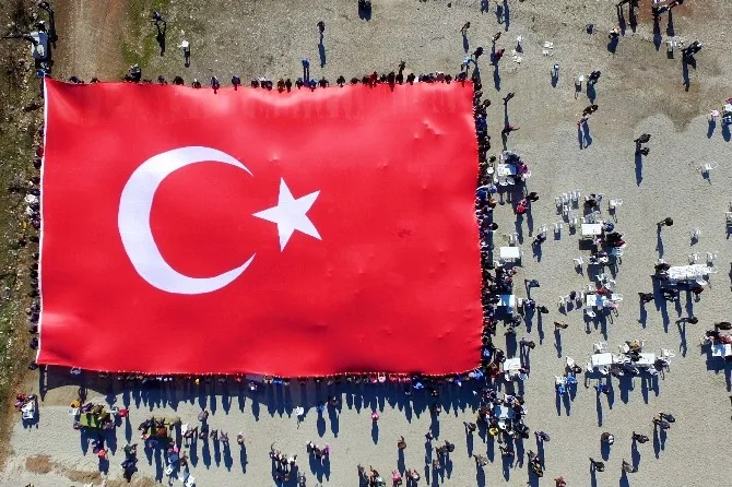 Doğa Yürüyüşünde Bin Metrekare ‘Türk Bayrağı Açtılar