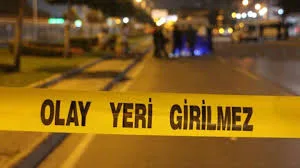 Yol kenarında otururken vuruldu
