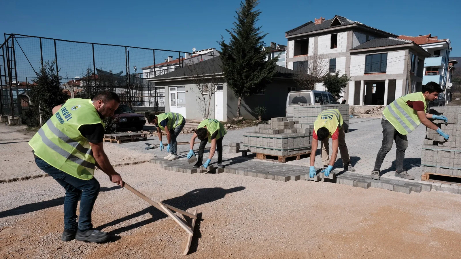 KURŞUNLU’DA CADDE VE SOKAKLAR SİL BAŞTAN YENİLENİYOR