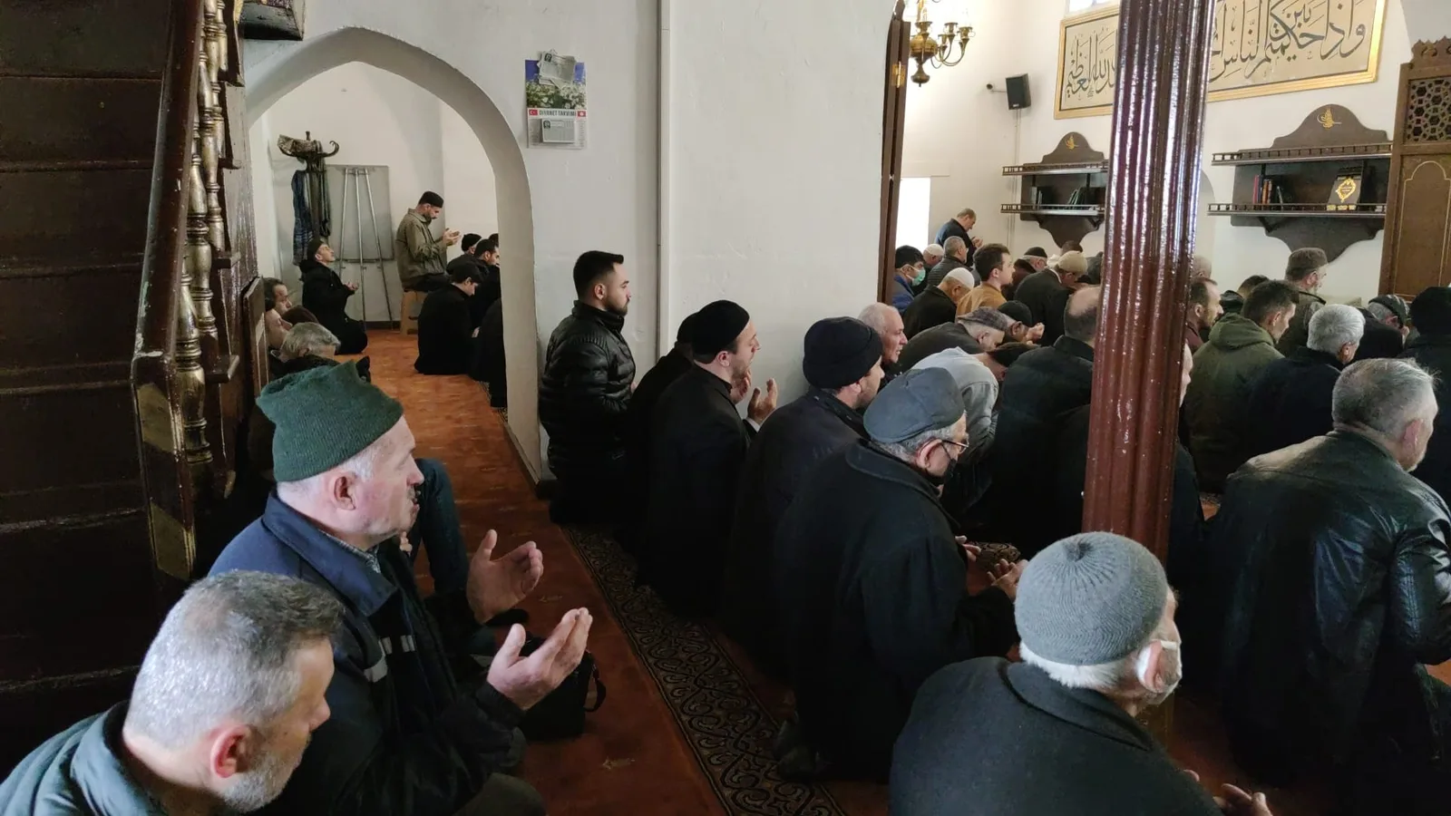 İnegöl’de eller semaya ‘Yağmur ve kar’ için kalktı