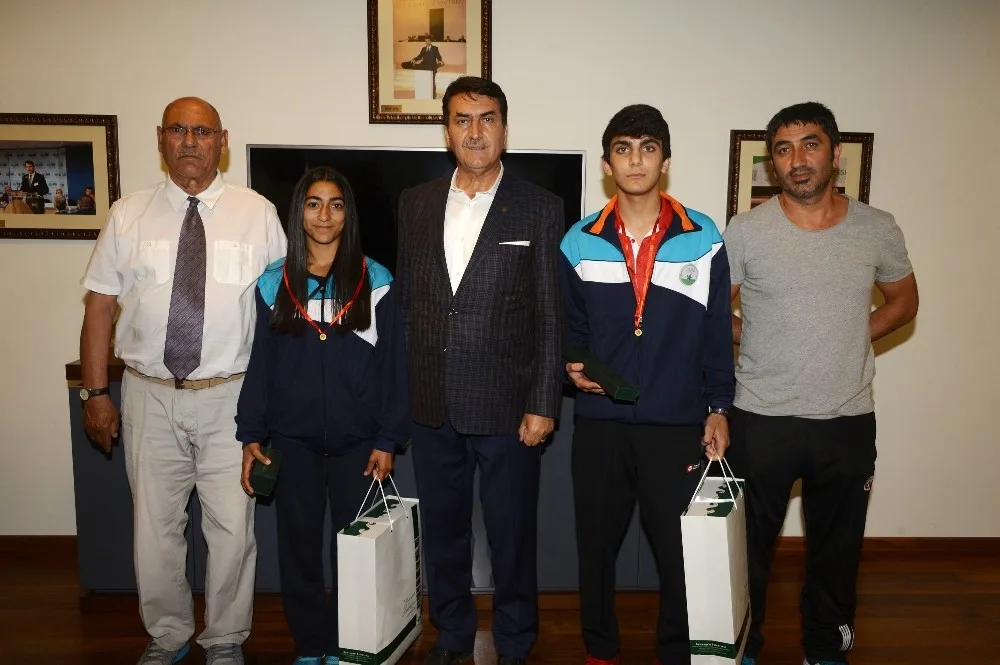Dündardan Başarılı Sporculara Ödül