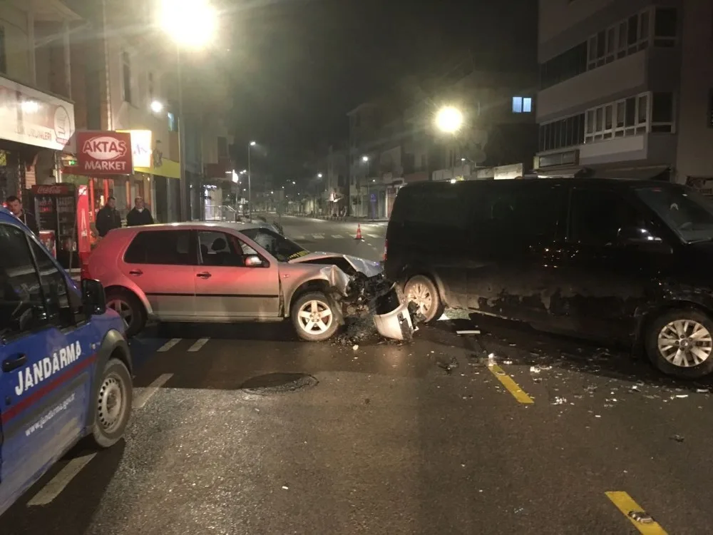 Dur İhtarına Uymayan Uyuşturucu Tacirleri Kaza Yaptı
