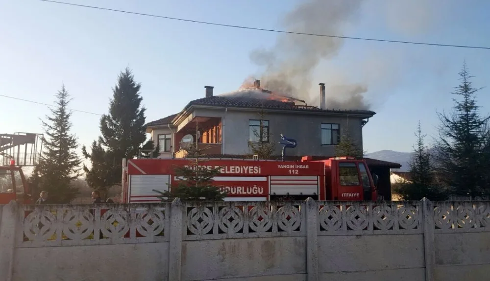 Düzcede Çatı Yangını Korkuttu