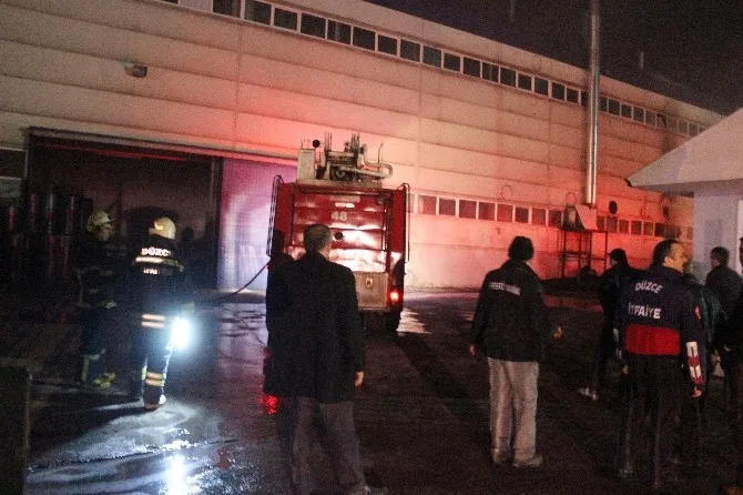Düzcede Fabrika Yangınında 5 Kişi Dumandan Etkilendi
