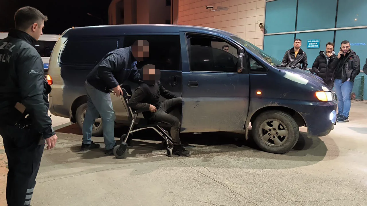 Kamyon lasitğini tamir etmek isterken hastanelik oldu