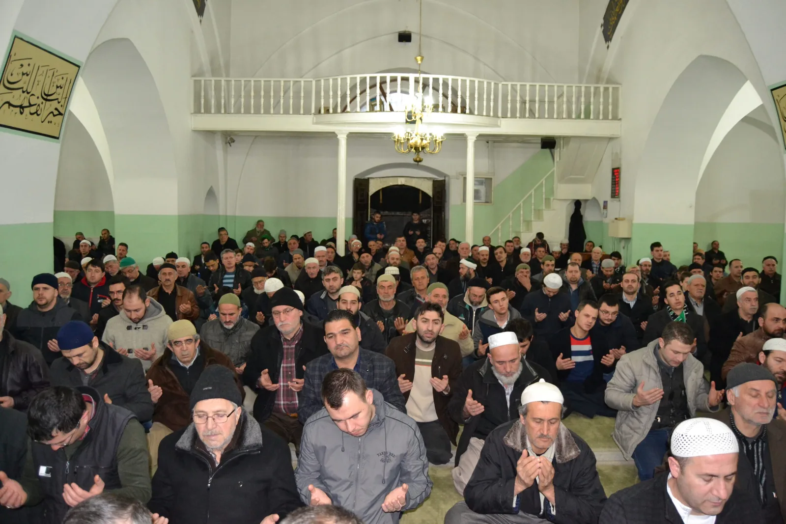 Eller Şehitler için semaya kalktı