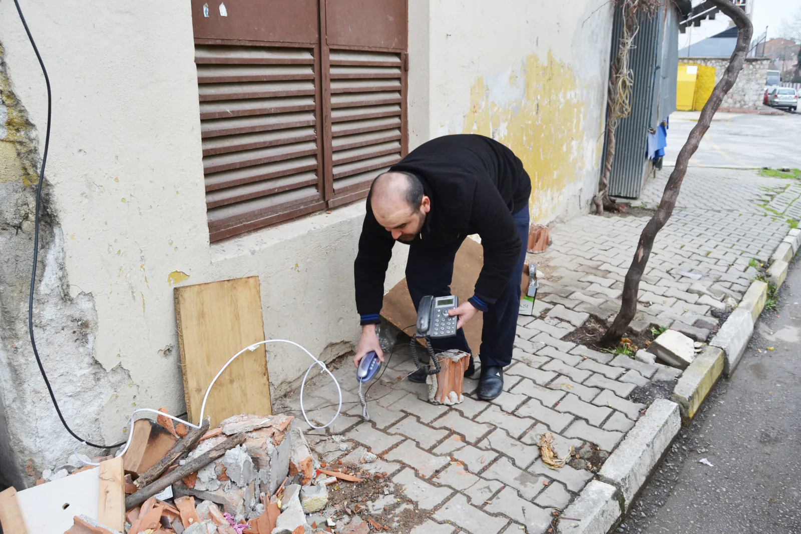 DURAK YIKILDI Sabit hat telefonları kaldırım üzerinde