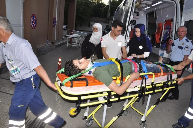 Altındaki mermer kırılınca balkondan düştü