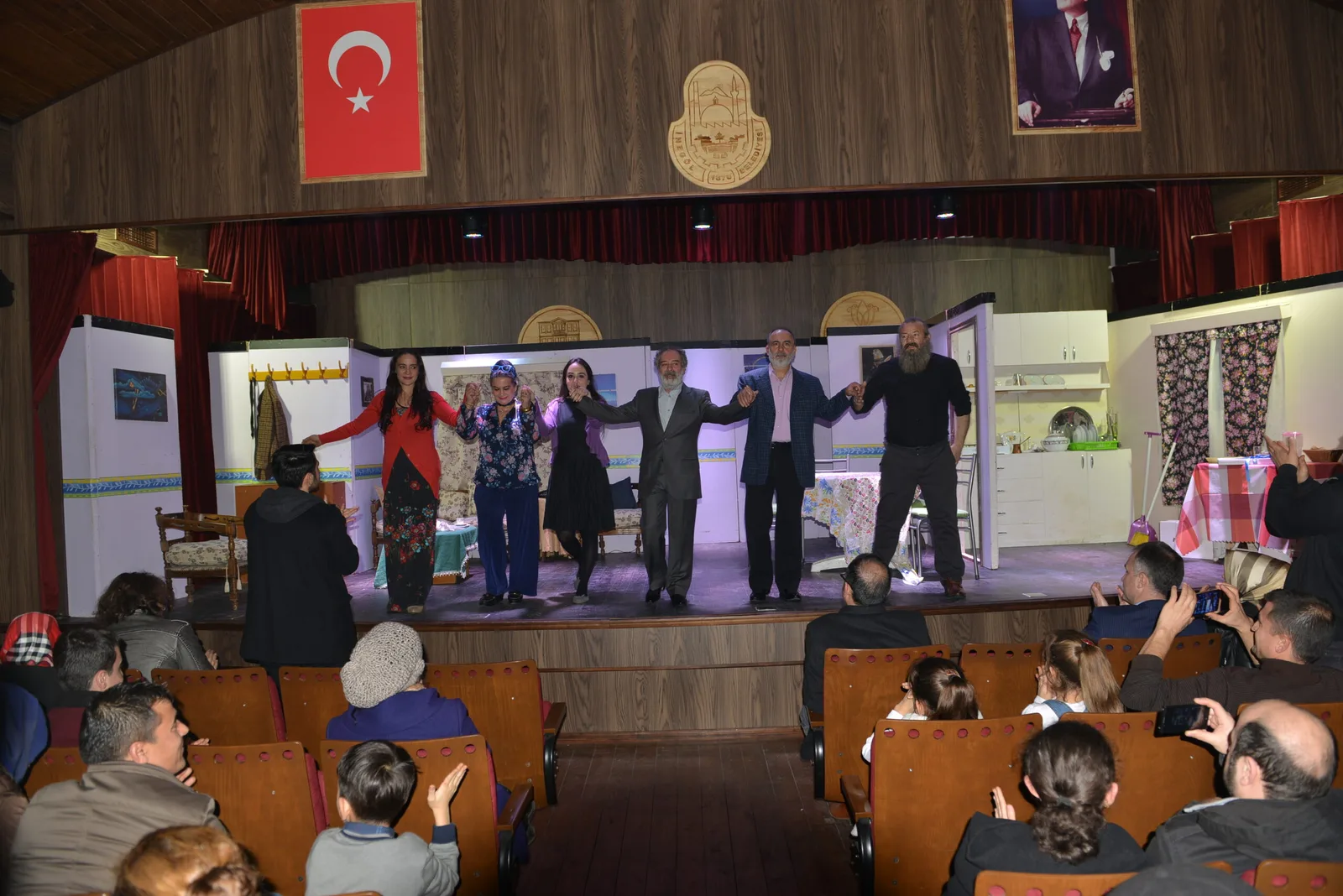 Tahta Çanak sahnelendi