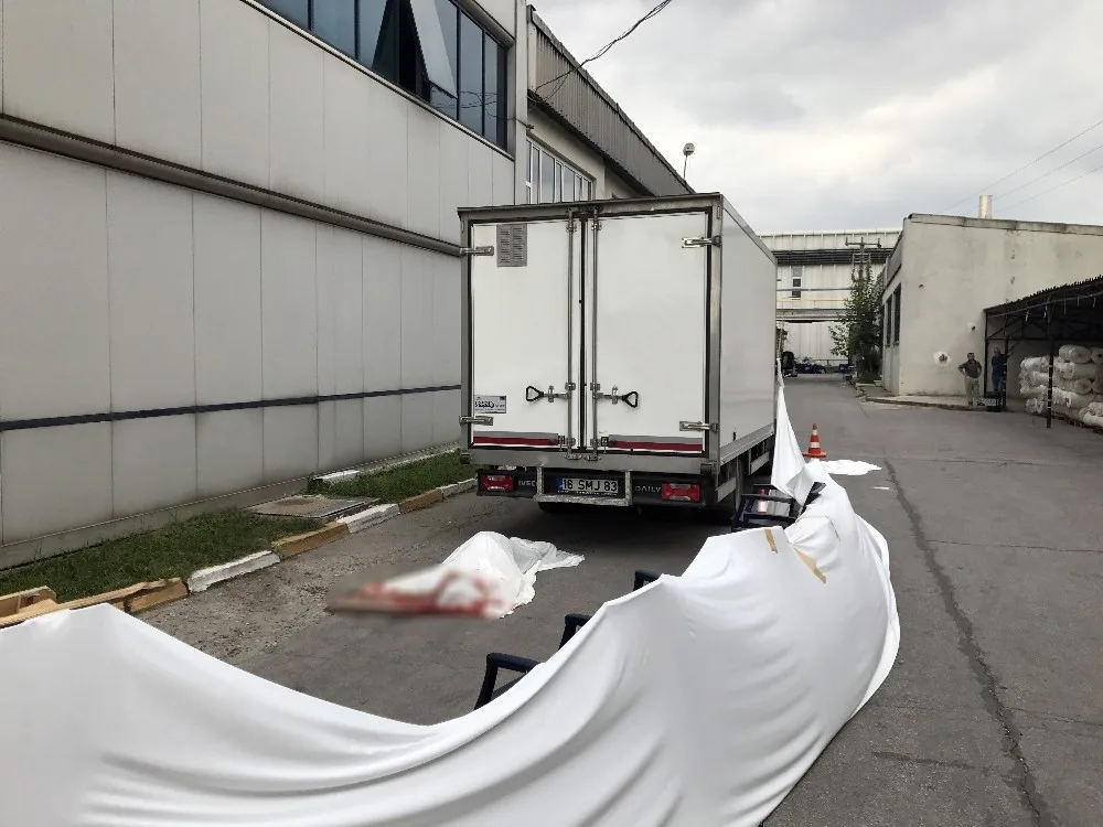 Ekmek Kamyoneti Fabrikadaki Temizlikçi Kadını Ezdi
