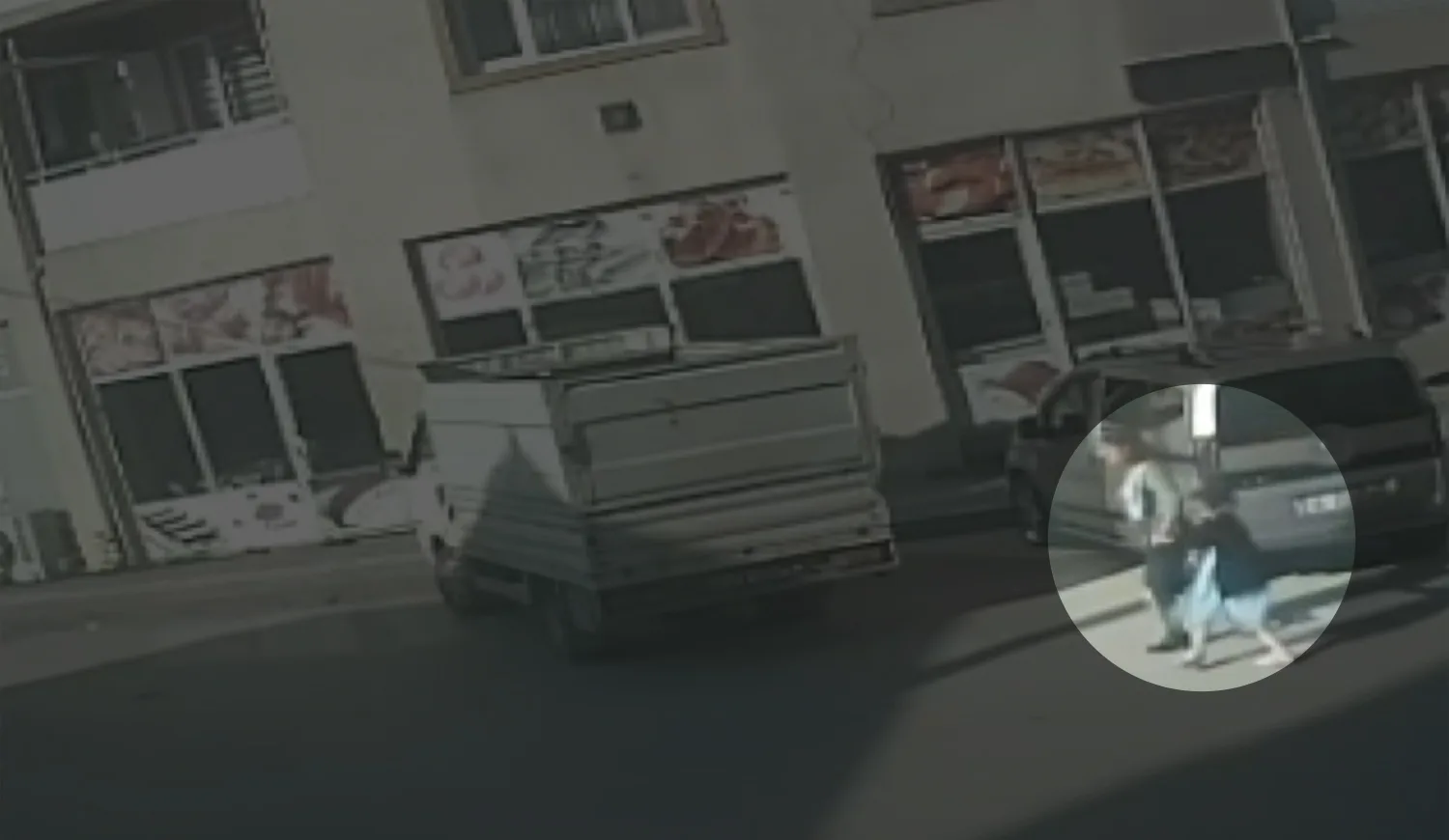 Bayramda kızıyla yürürken yorgun mermiyle vurulan kadın kurtarılamadı
