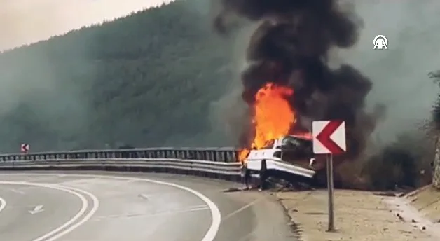 Bariyere çarpan otomobil yandı