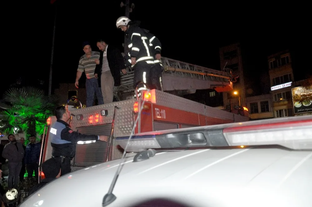 Elektrik Direğinden Atlamaya Kalktı