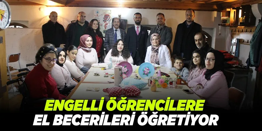 ENGELLİ ÖĞRENCİLERE EL BECERİLERİ ÖĞRETİYOR