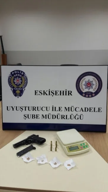 Eskişehirde Uyuşturucu Ticareti Yapan 2 Şüpheli Tutuklandı