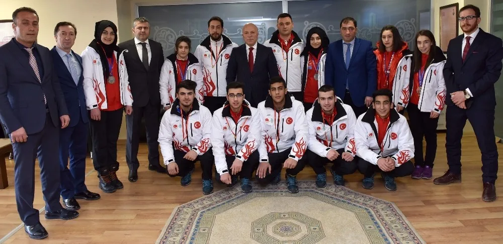 Eyofun Yıldızlarından Başkan Sekmene Ziyaret