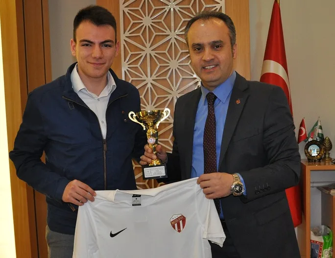 Başkan Aktaş’tan Futsal takımına hediye