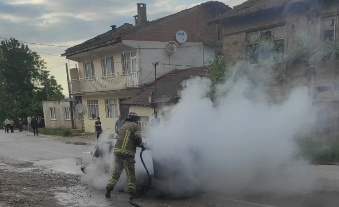 Seyir halindeki araç alev aldı