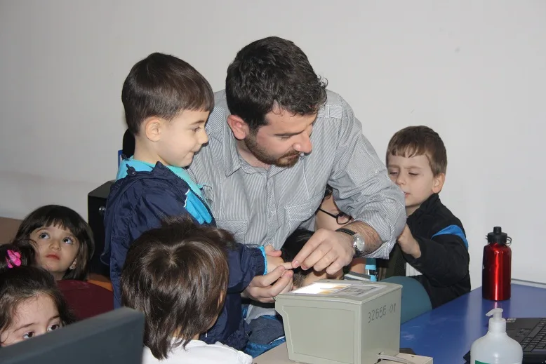 Öğrencilerin parmak izlerini aldılar!