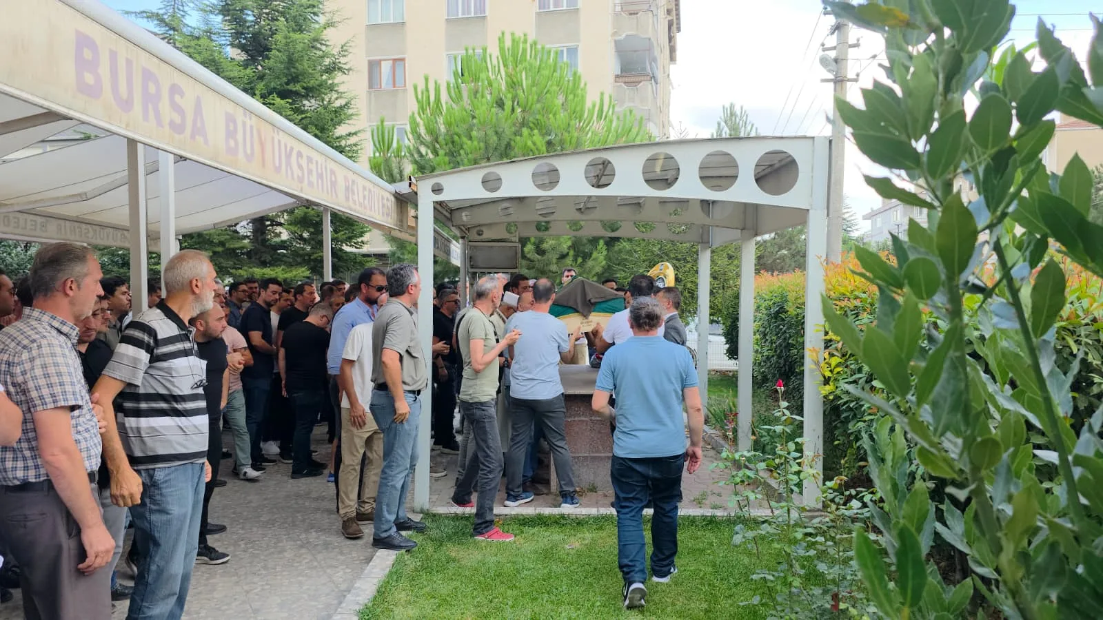 Minik Berra toprağa verildi