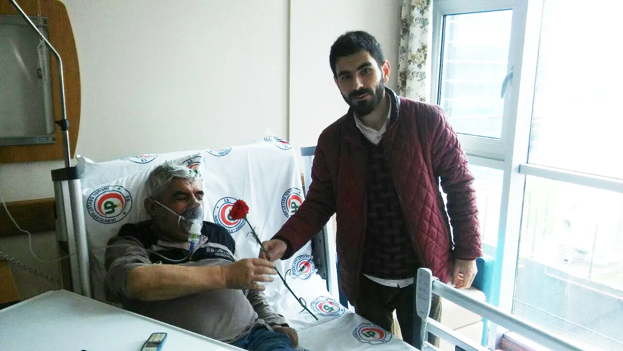 Genç İHH'dan hastalara çiçek