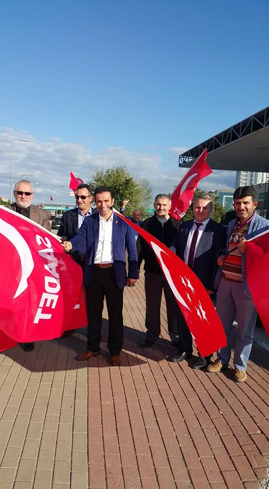 Saadet'ten bayrak şov